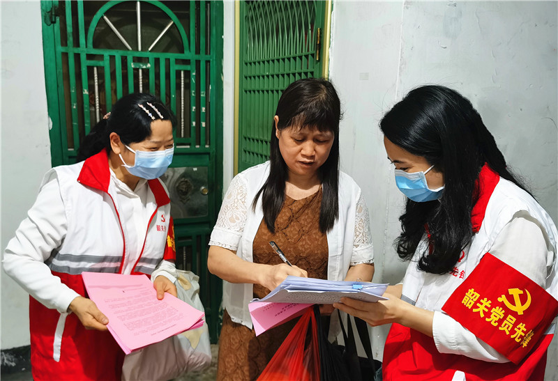 惠民东社区组织在职党员开展“敲门行动”，为居民预约登记接种疫苗。摄影者：池秋霞.jpg