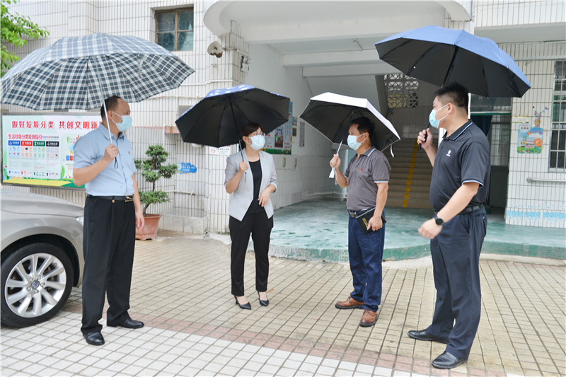 8月18日上午，副区长马文娟到向阳小学检查指导防疫工作.jpg