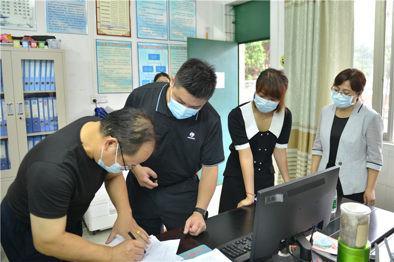 8月18日上午，检查组在向阳小学检查防疫工作台账.jpg