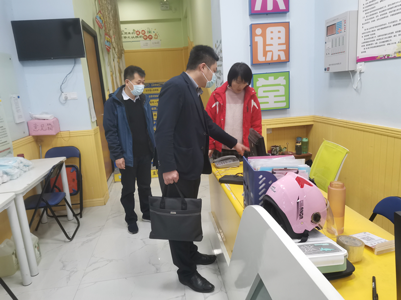 联合检查组对培训机构进行检查.jpg