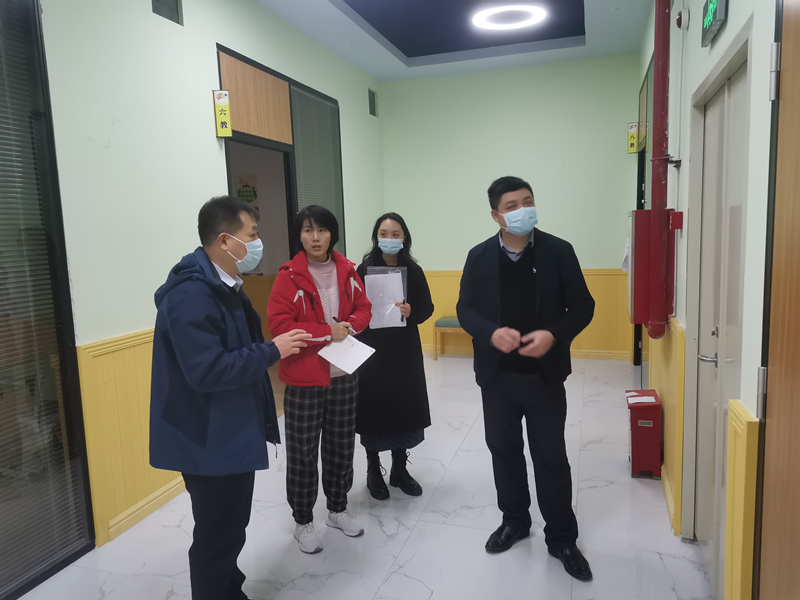 联合检查组对培训机构消防设备进行检查.jpg