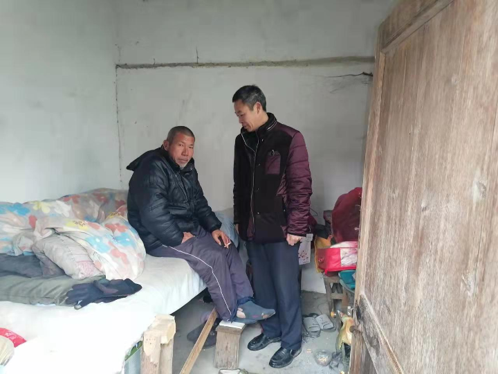 西河镇工作人员入户关心独居老人.jpg