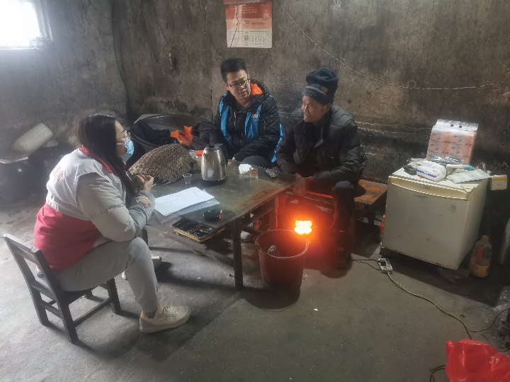 重阳镇工作人员入户排查用火用电情况.jpg