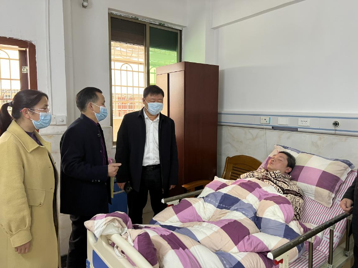 图片4 张广晖在武江康辉颐养服务中心看望失能人员.png
