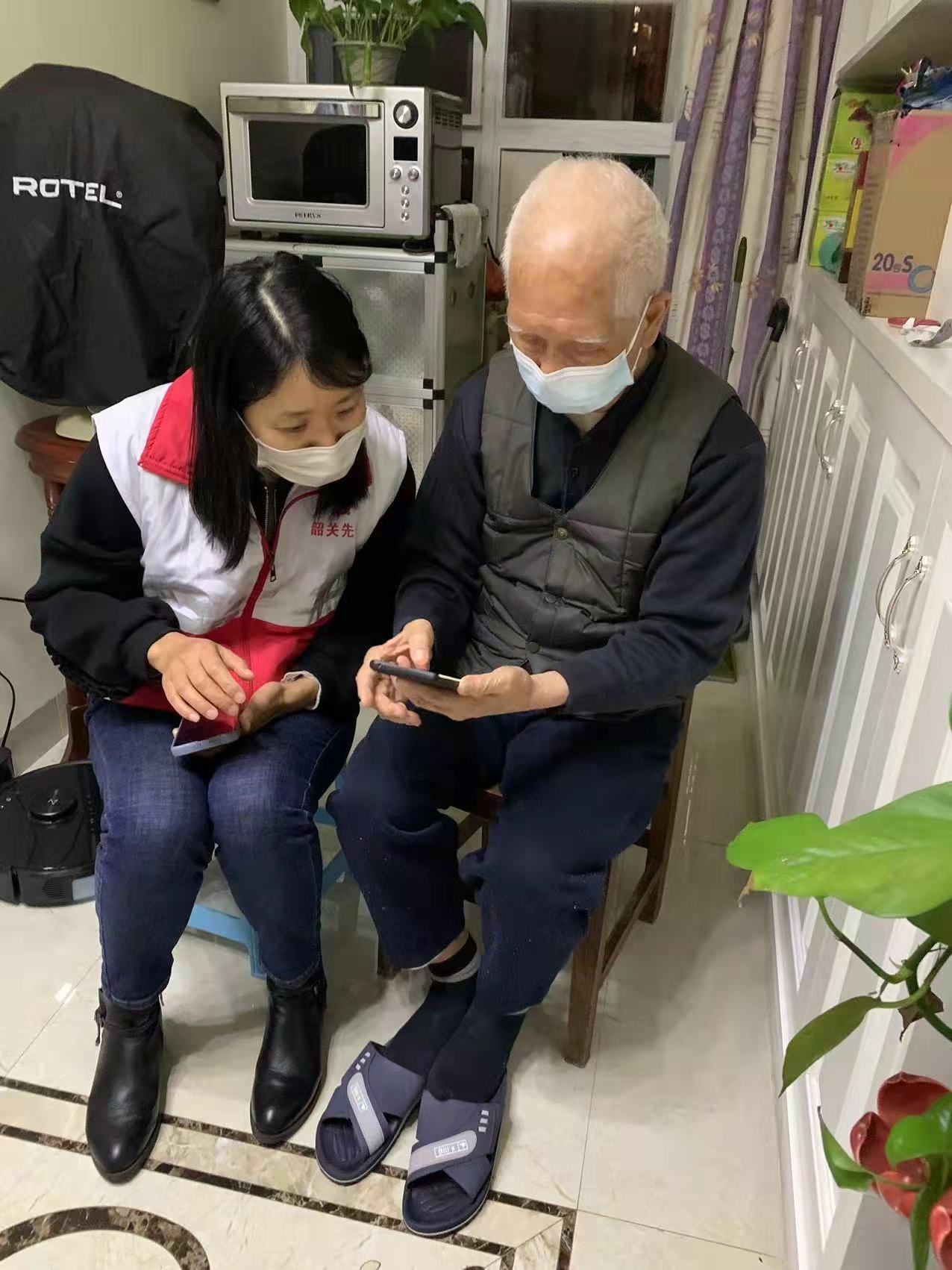 人社干部于俊颖为协助90岁何老伯进行养老资格认证.jpg