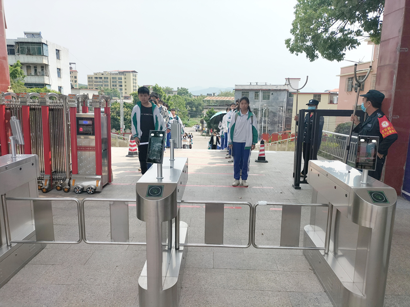 学生有序入校.jpg