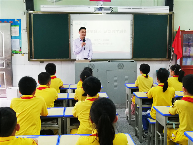 “全国劳动楷模”张泽磊给东岗小学学生上课.jpg