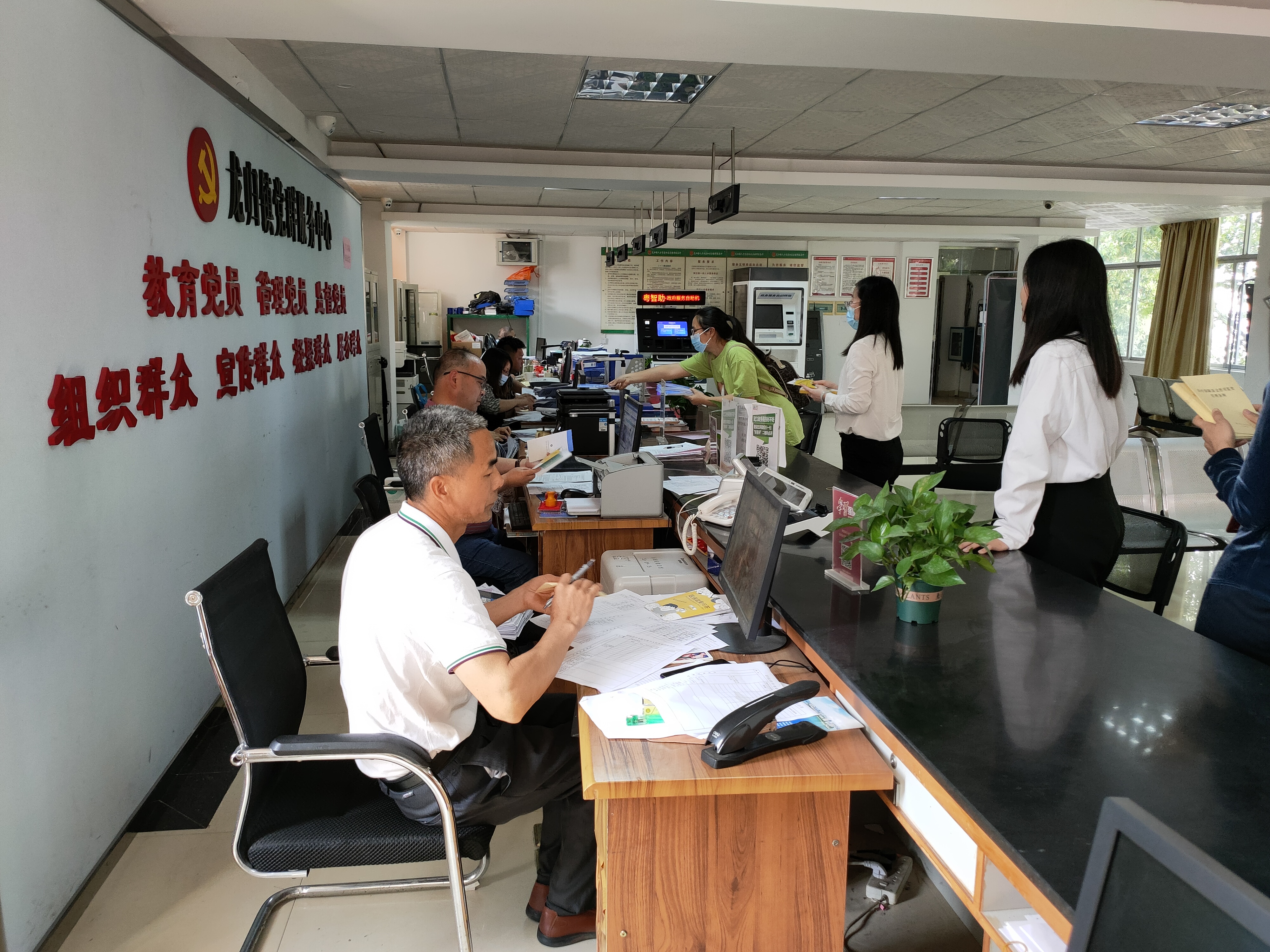 武江区人社局社保中心联合区医保局在乡镇开展医保政策宣传.jpg