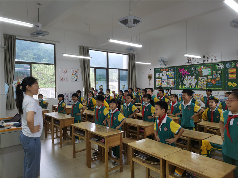 御龙湾小学《平安校园，拒绝欺凌》心理团辅课互动照片.jpg