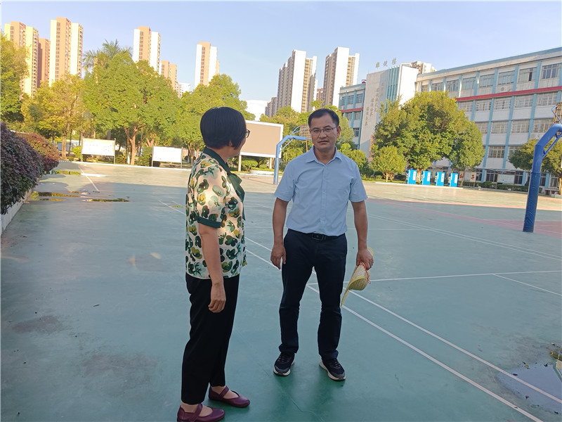 区委副书记、区长黄艺坤指导救灾工作.jpg