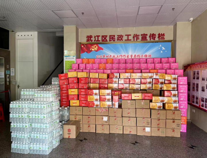 摆放整整齐齐的捐赠物资.png