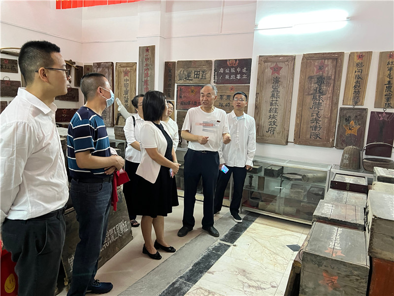 参观博物馆展厅.jpg