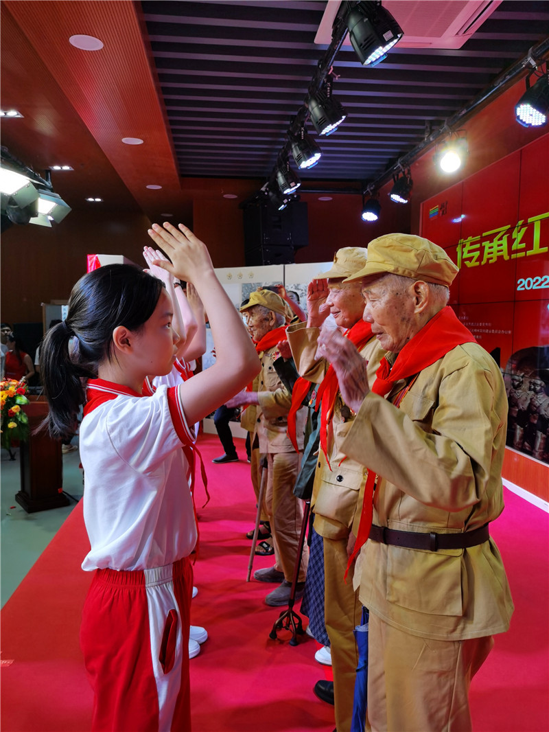 少先队员代表向抗美援朝英雄致敬_副本.jpg