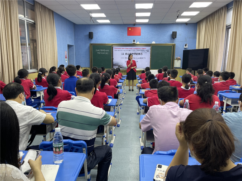 思政课教师上《屹立在世界东方》公开课.jpg