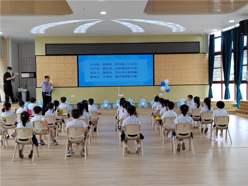派出所民警到惠民幼儿园开展安全教育1.jpg