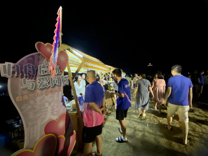 市民游客购买义卖商品.png