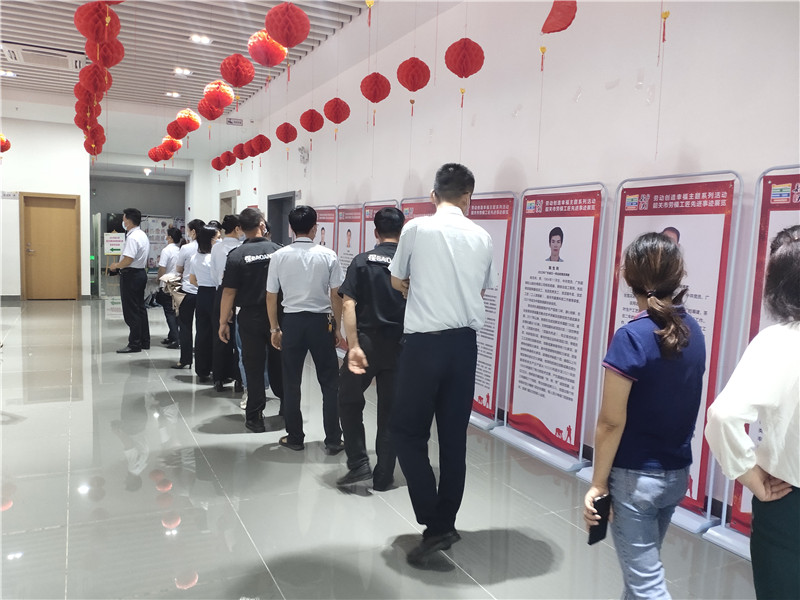 职工代表参观展览图.jpg