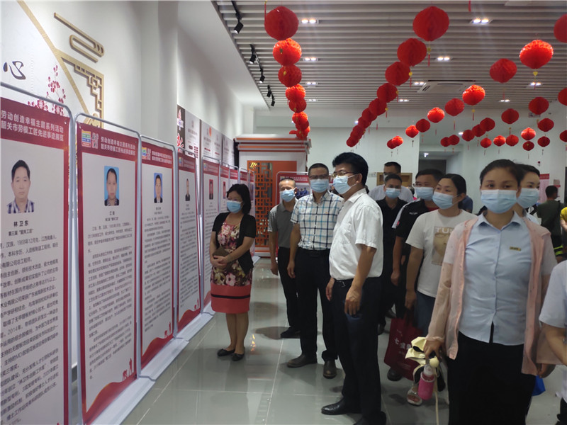 工会领导与职工参观展览图.jpg