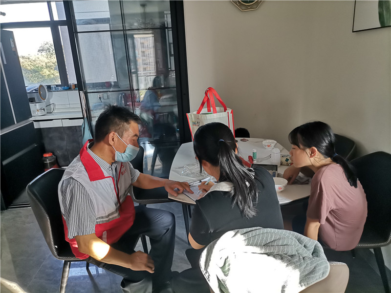 区人大常委会党组书记孙理鸣在指导居民完成调查问卷填写.jpg