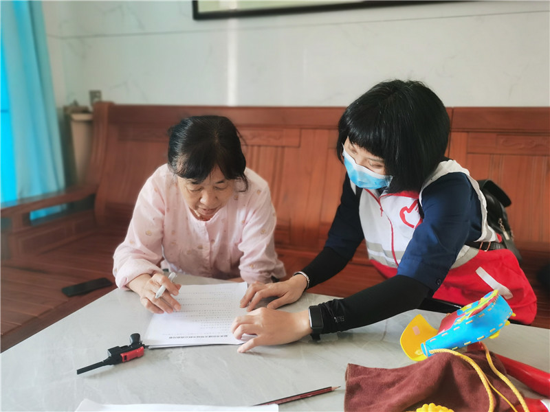 区人大机关党员志愿者在指导居民填写调查问卷.jpg