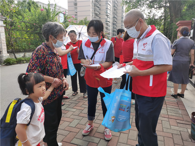 向市民发放宣传资料.jpg