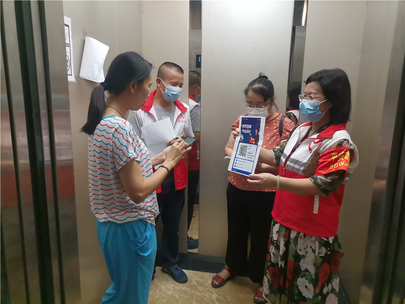 向市民进行反诈宣传教育.jpg