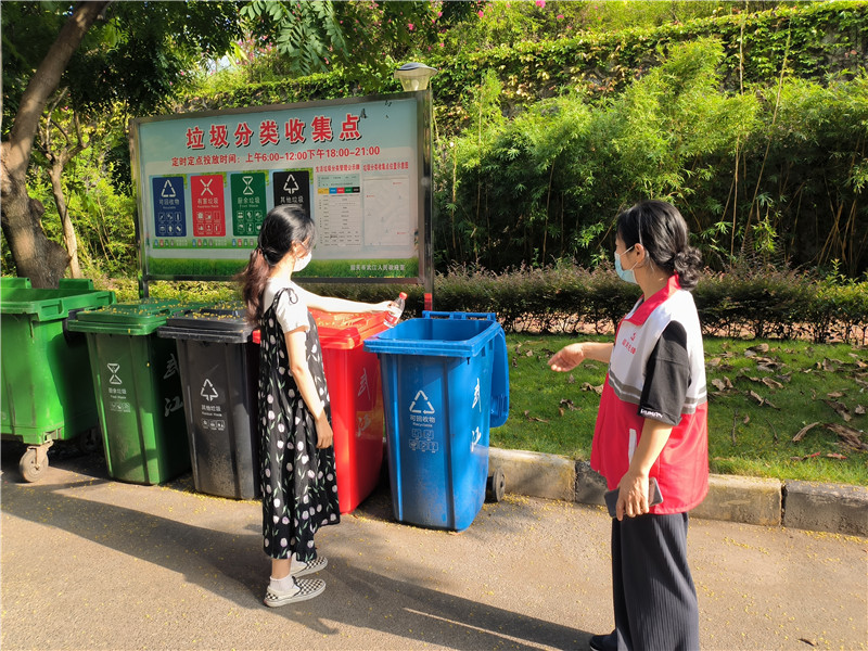 指导市民进行垃圾分类.jpg