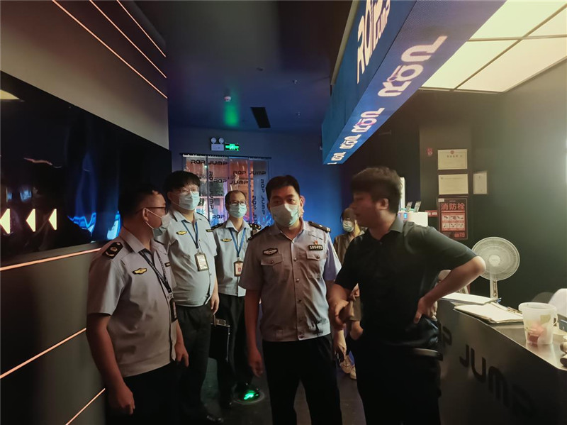 对酒吧等娱乐场所的食品安全情况开展突击检查。.jpg