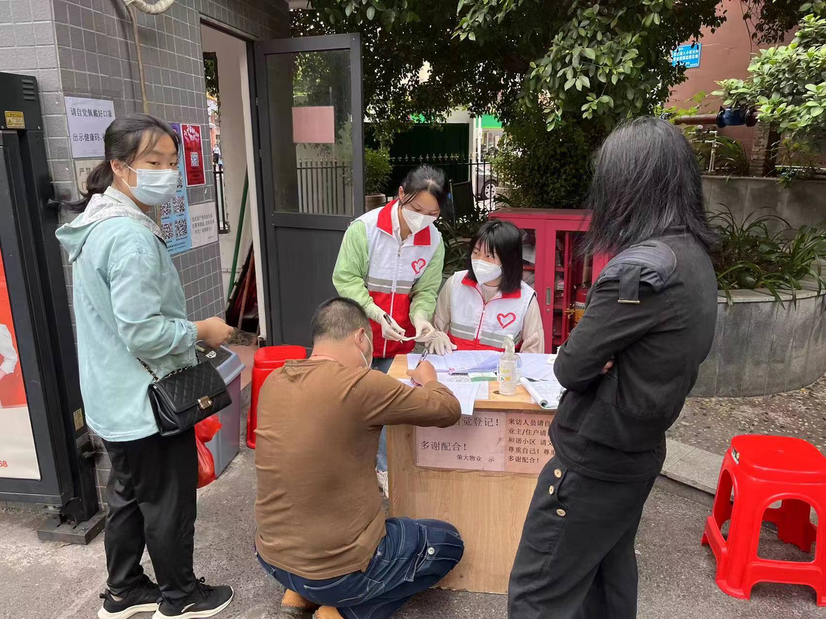 区农业农村局干部到挂点社区做好居民出入登记工作.jpg