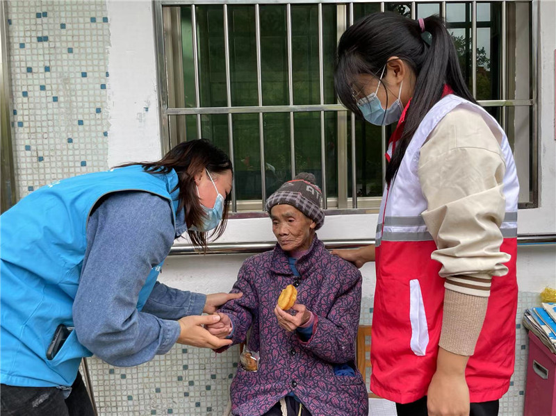 志愿者们在与老人亲切交谈.jpg