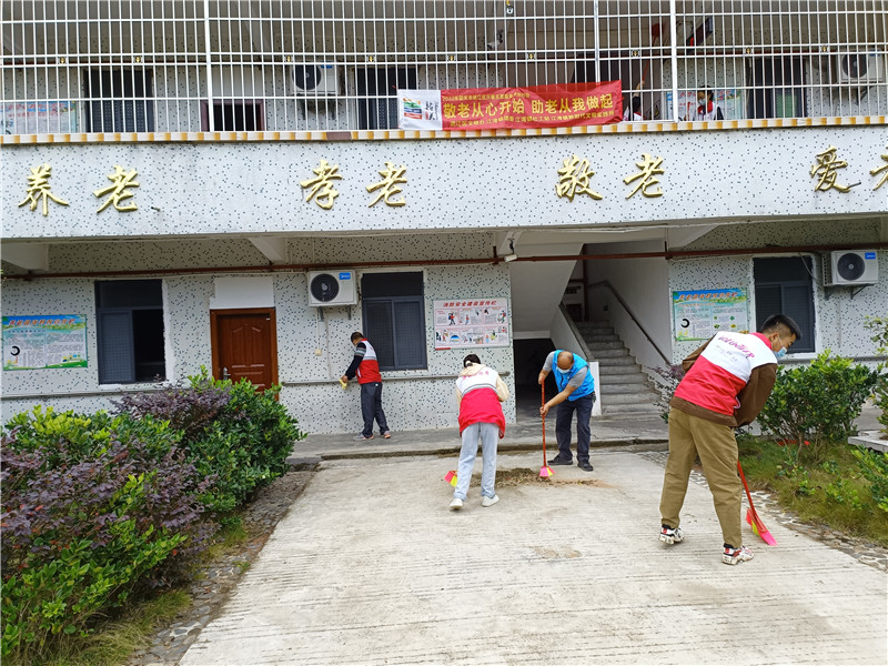 志愿者们正在打扫卫生.jpg