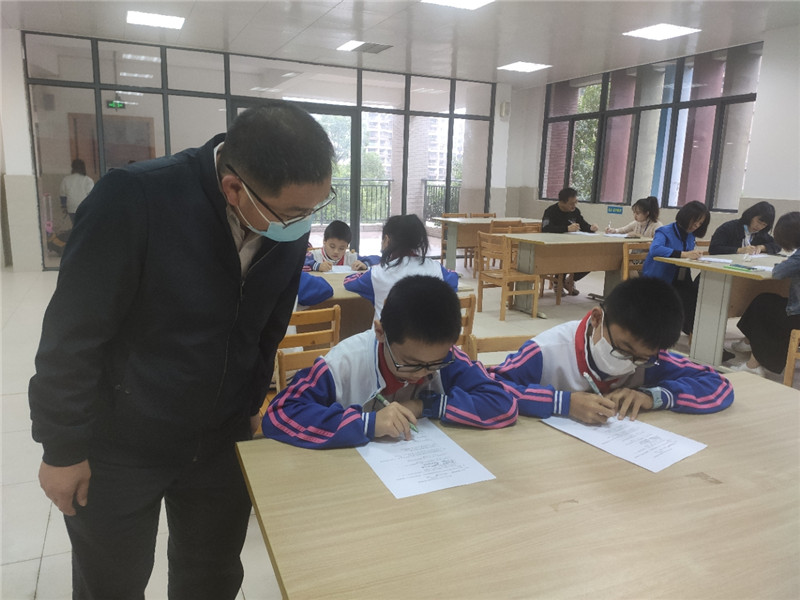 2022年11月3日，武江区教育局创文小组到东岗太阳城小学开展创文第二次模拟测评工作.jpg