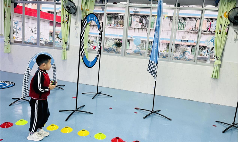 新华幼儿园的小选手参加无人机竞速.jpg