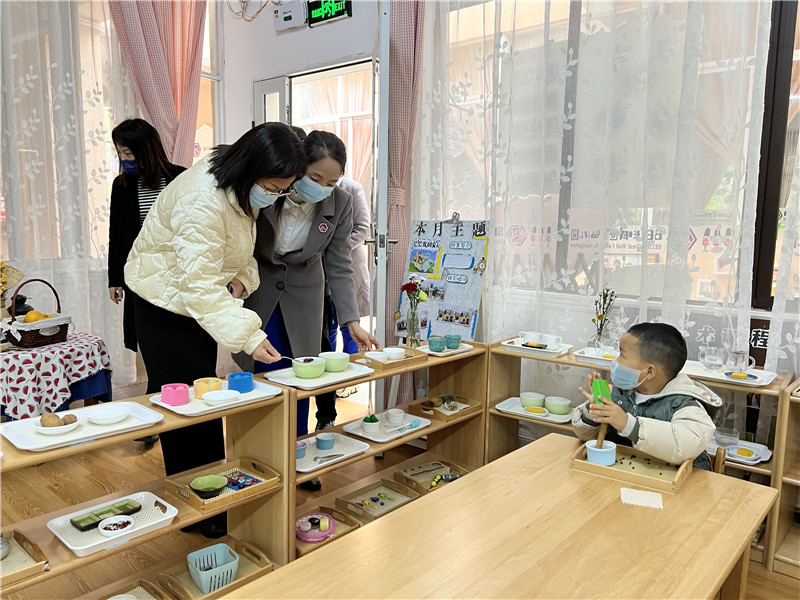 走访幼儿园了解基层工会情况.jpg