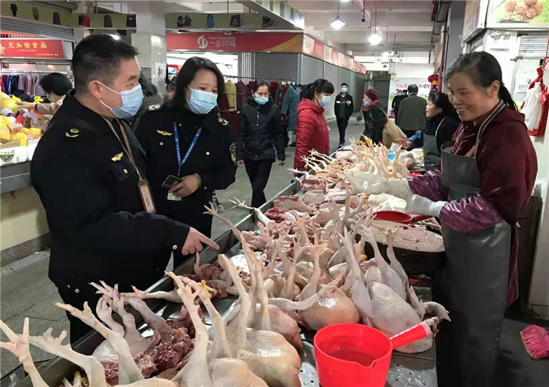武江区市场监管局执法人员对农贸市场进行价格监管（拍摄者：李伟青）.jpg