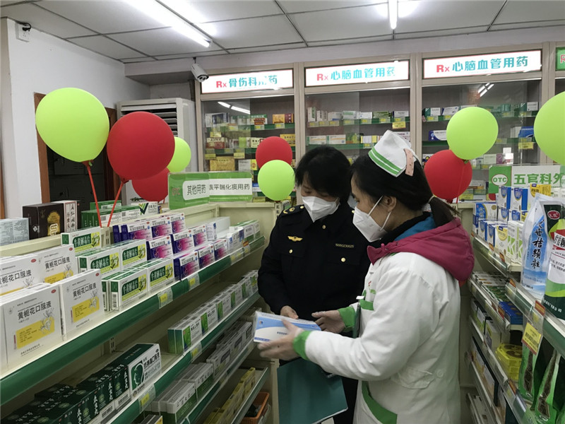 执法人员开展涉疫药品和医疗用品价格检查.jpg