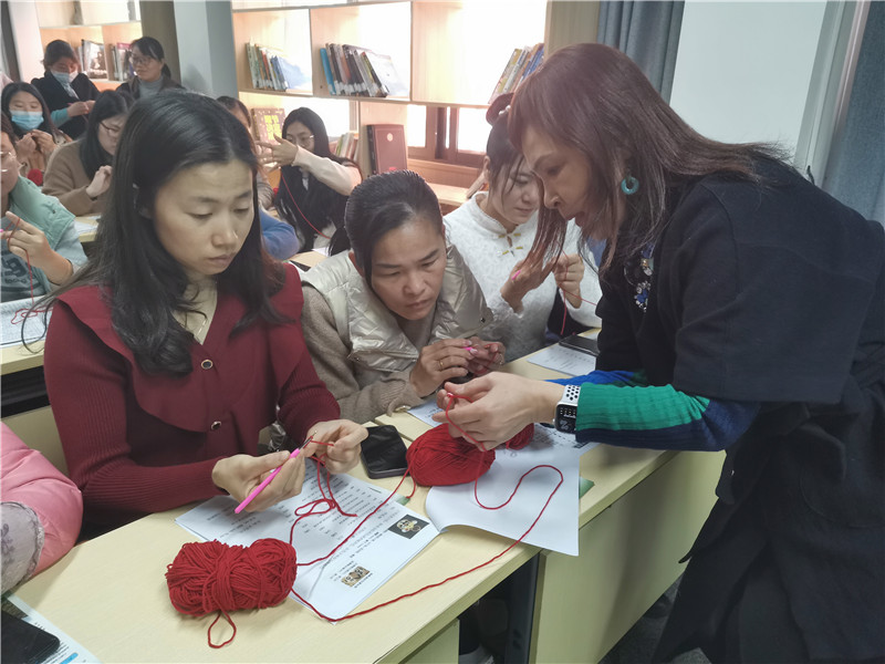 学员认真学习钩织技术.jpg