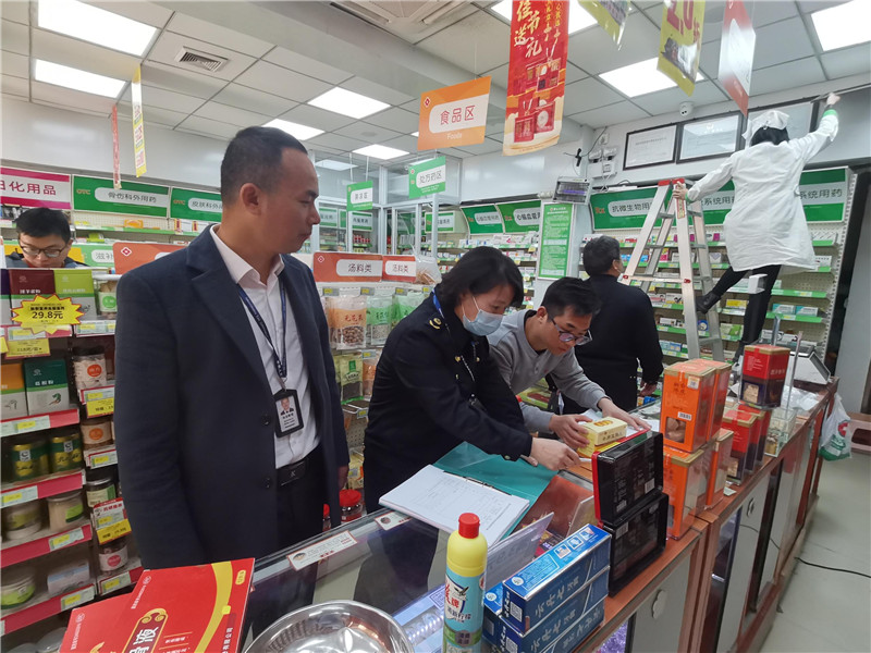 执法人员开展涉疫药品和医疗用品价格监管.jpg