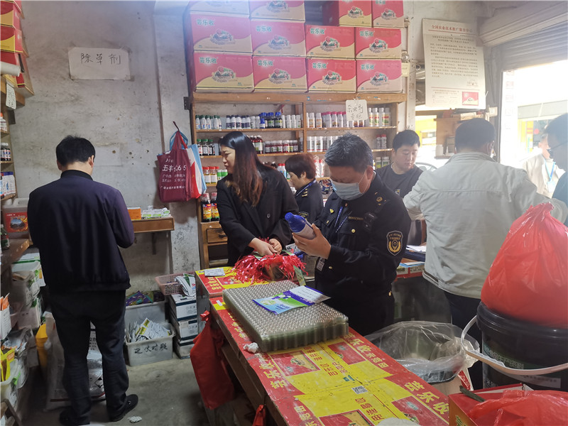 执法人员对农资经营的化肥进行检查.jpg