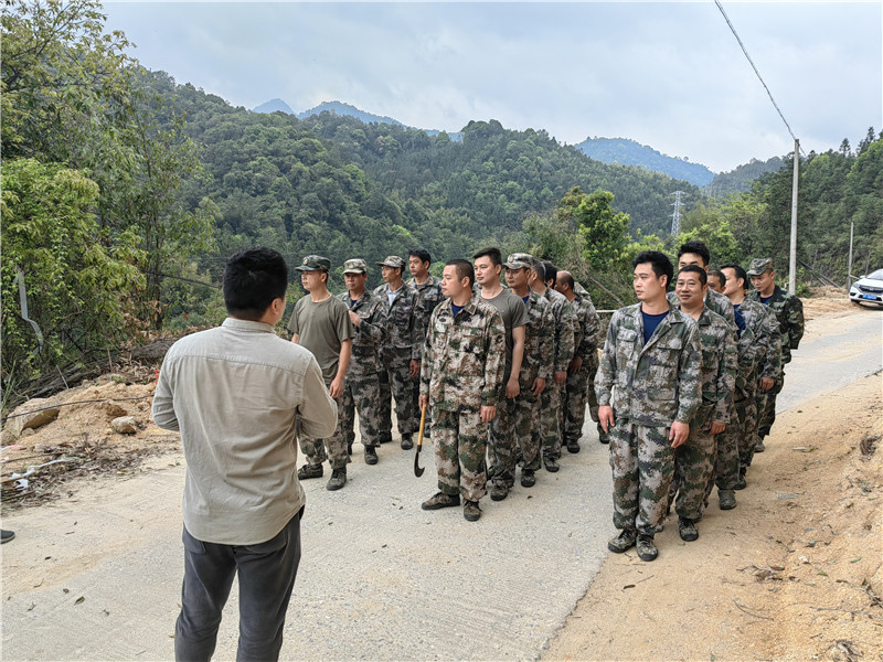 江湾镇发动应急队对锅溪村委公路滑坡隐患点进行临时整治.jpg