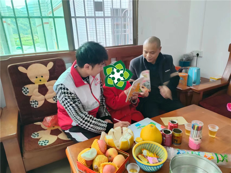 志愿者在教特殊儿童画画.jpg
