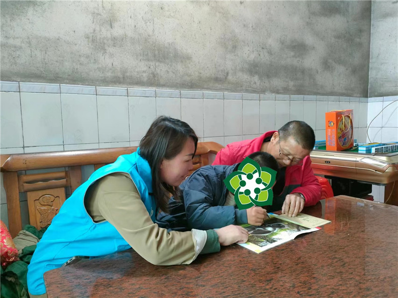 志愿者在与特殊儿童读绘本.jpg