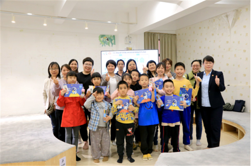区图书馆开展亲子读书会.jpg