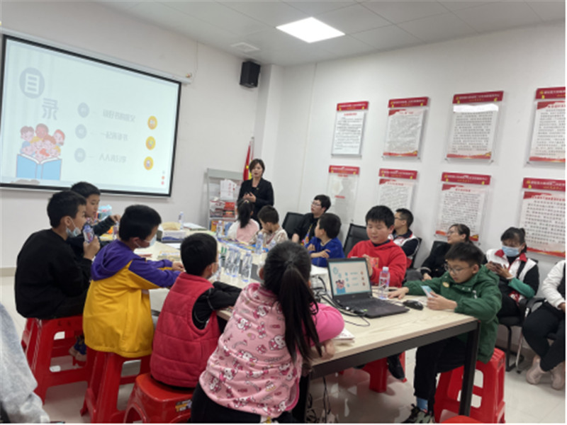 太阳城第二社区居委会亲子读书会老师授课互动.jpg