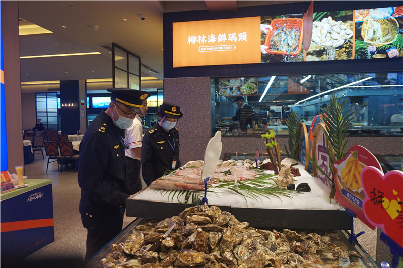 执法人员对餐饮单位食品安全进行检查.jpg