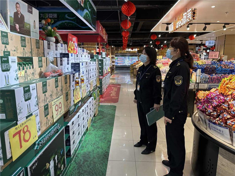 执法人员对超市商品进行价格检查.jpg