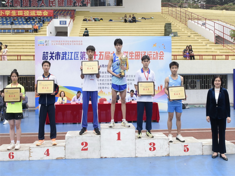 区教育局何远韶局长为初中组前六名颁奖(2023).jpg
