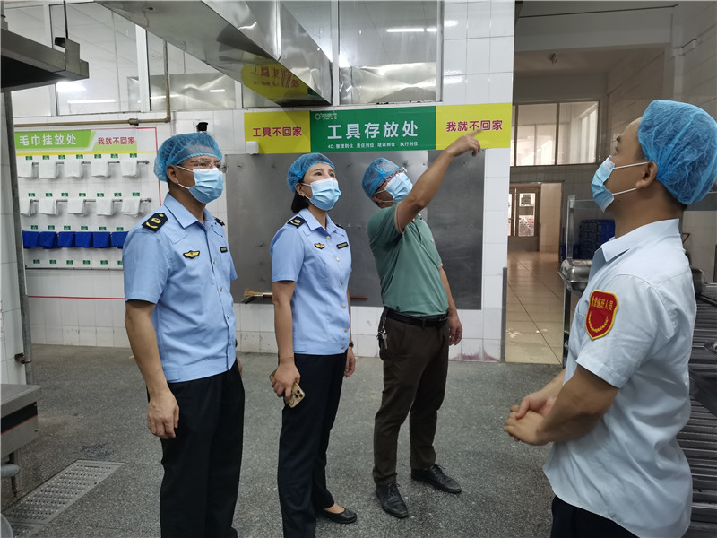 执法人员检查北中饭堂.jpg