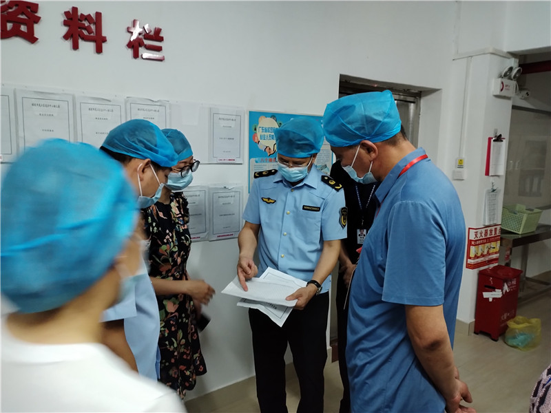调研组在龙归中心幼儿园查看台账.jpg