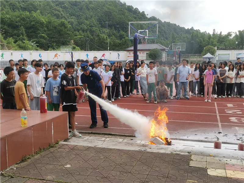 消防员现场教学消防灭火器的使用方法.jpg